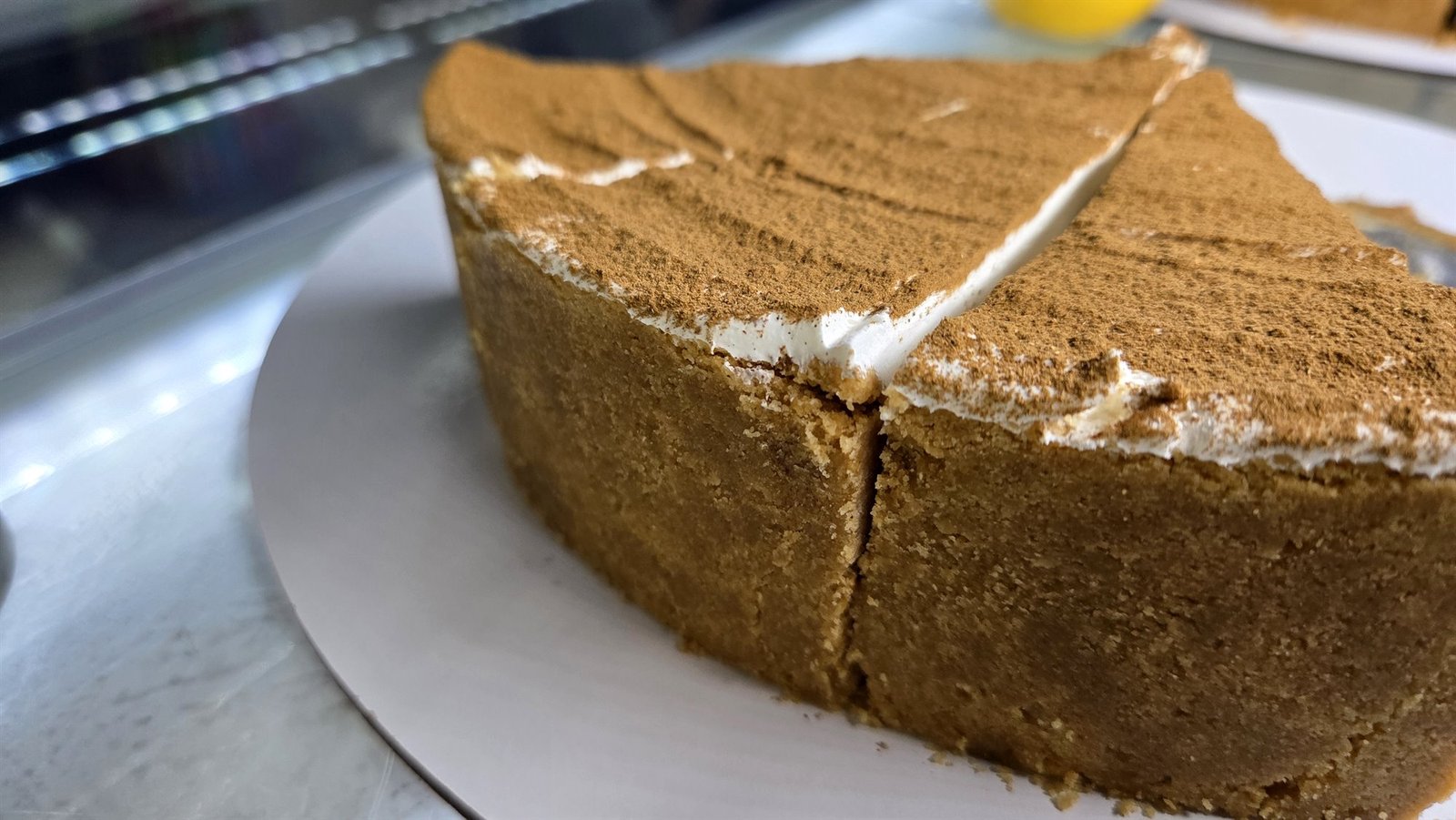 Torta em vitrine
